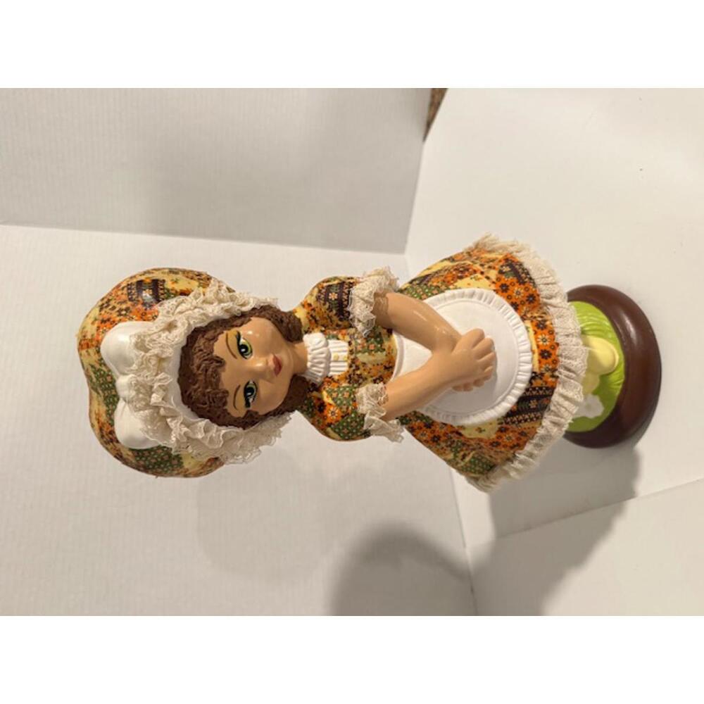 LITTLE MISS MUFFET HAND PAINTED AND QUILTED CERAMIC STATUE LACE TRIM